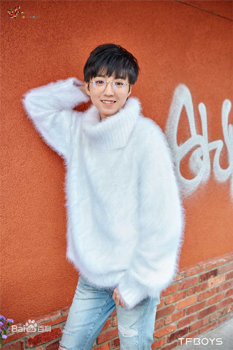 王俊凯(Karry)时尚街拍前后照片