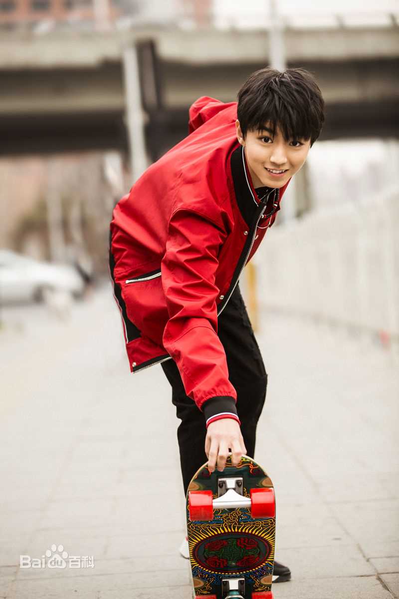 王俊凯(Karry)时尚街拍前后照片