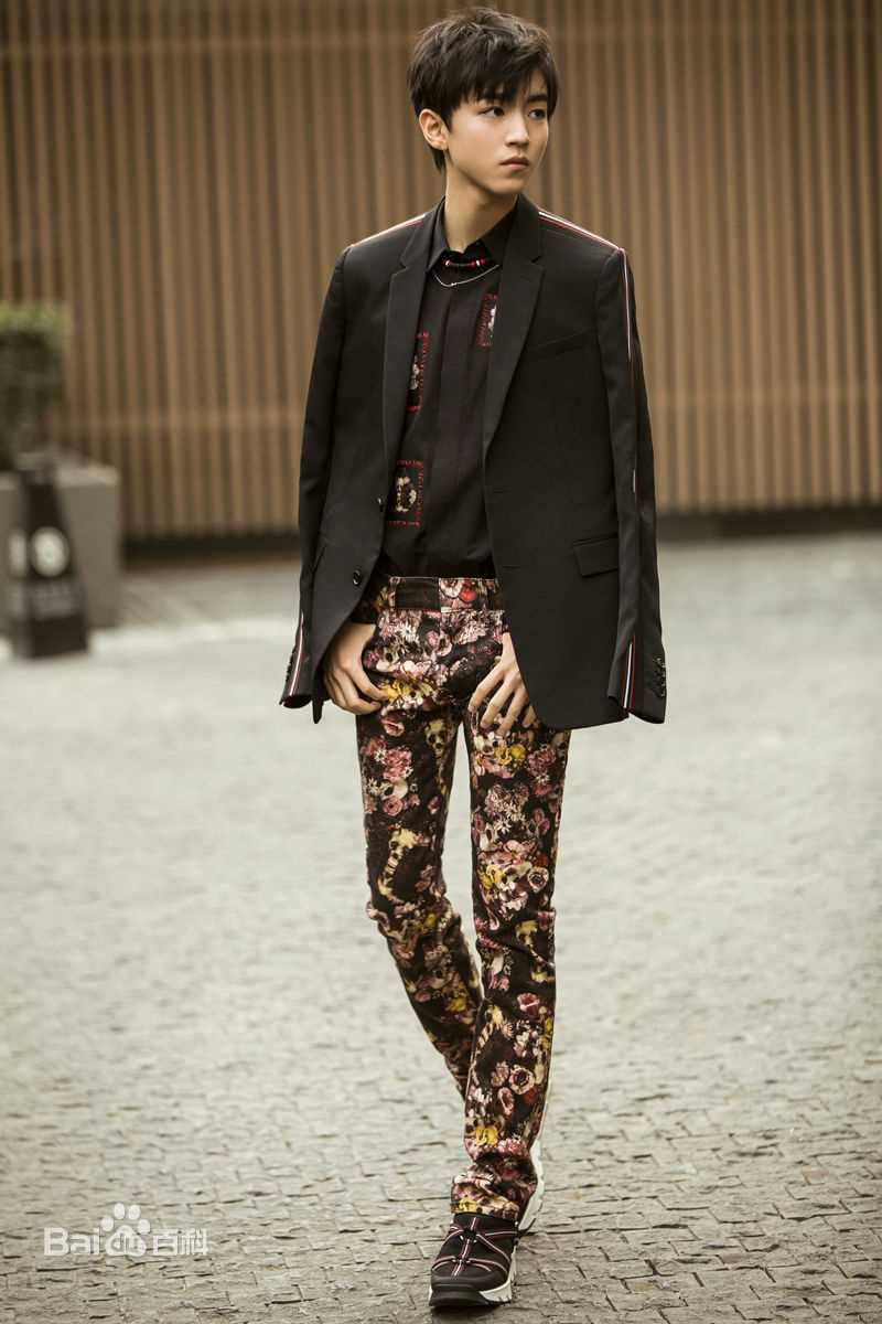 王俊凯(Karry)时尚街拍前后照片