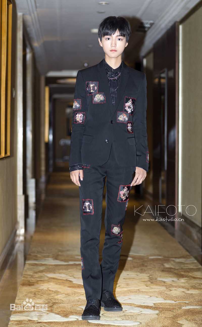 王俊凯(Karry)时尚街拍前后照片