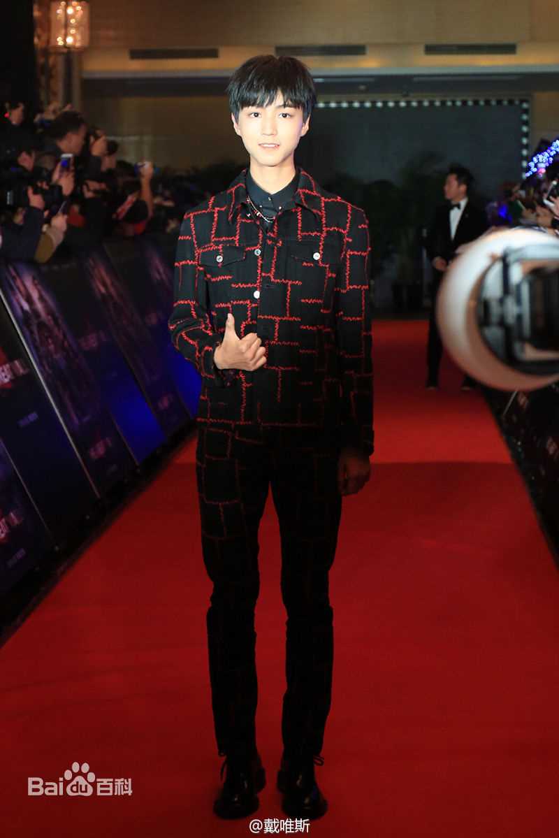 王俊凯(Karry)时尚街拍前后照片