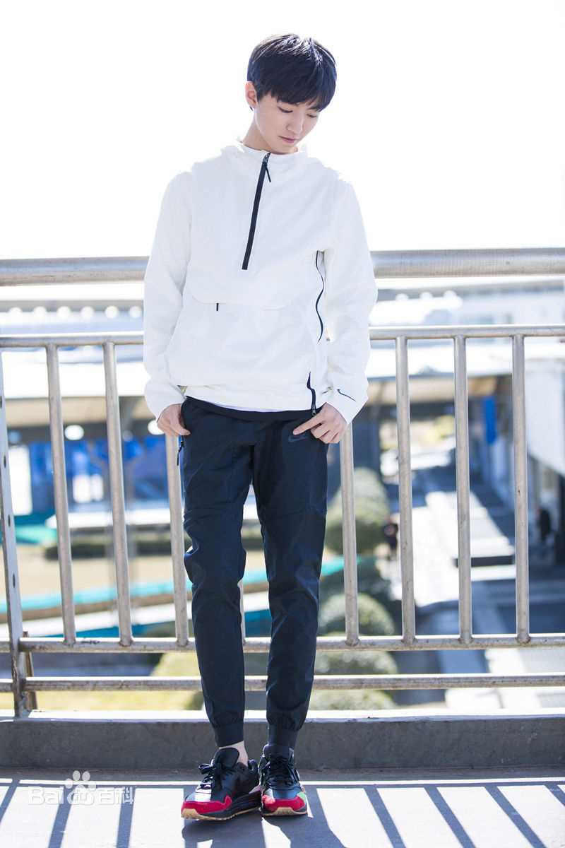 王俊凯(Karry)时尚街拍前后照片