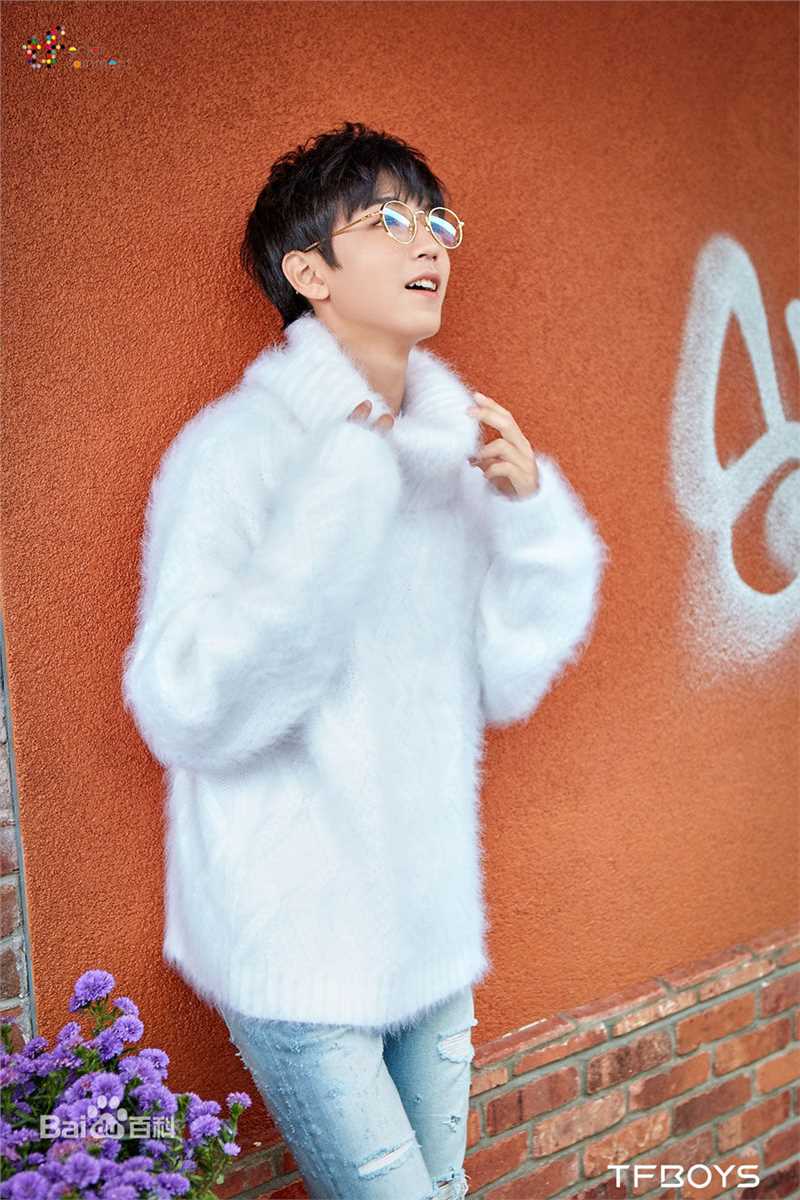 王俊凯(Karry)时尚街拍前后照片