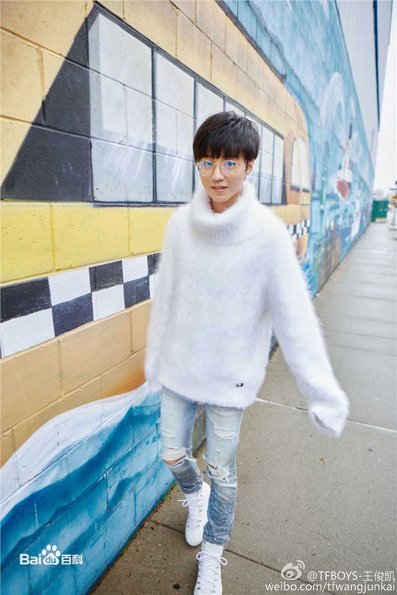 王俊凯(Karry)时尚街拍前后照片