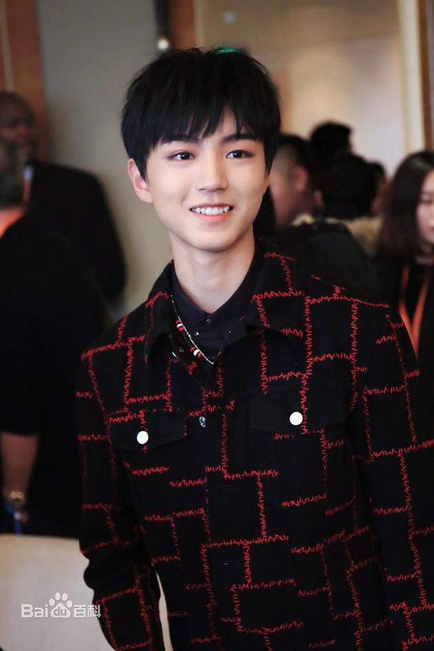 王俊凯(Karry)时尚街拍前后照片