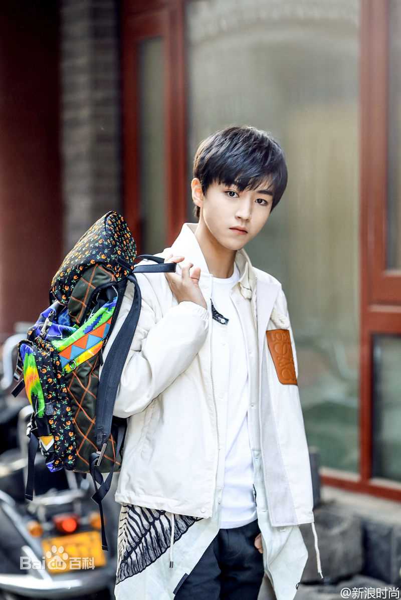 王俊凯(Karry)时尚街拍前后照片