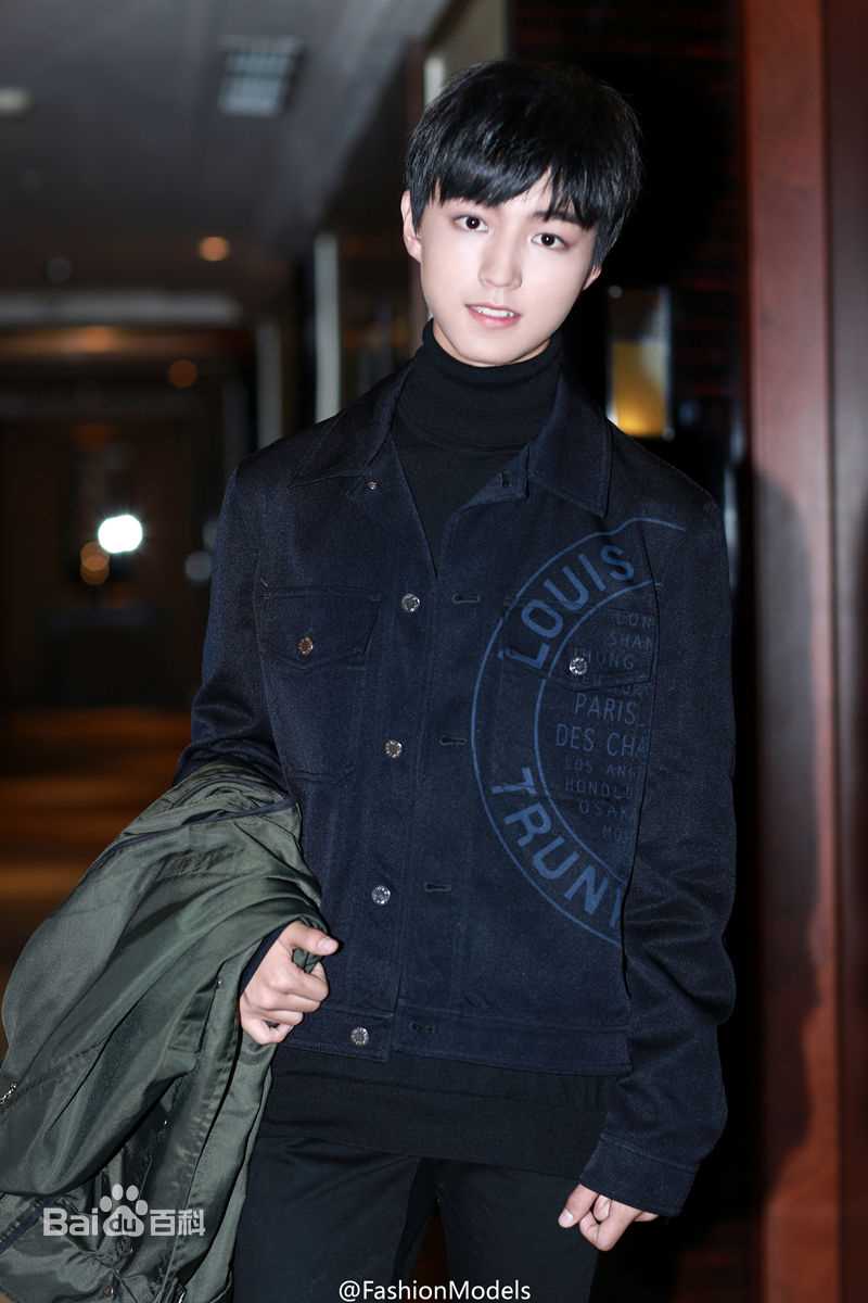 王俊凯(Karry)时尚街拍前后照片