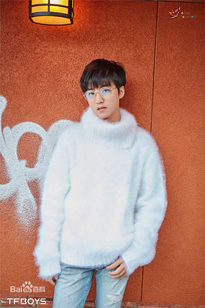 王俊凯(Karry)时尚街拍前后照片