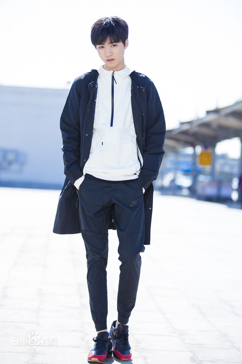王俊凯(Karry)时尚街拍前后照片
