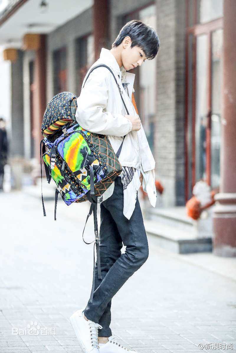 王俊凯(Karry)时尚街拍前后照片