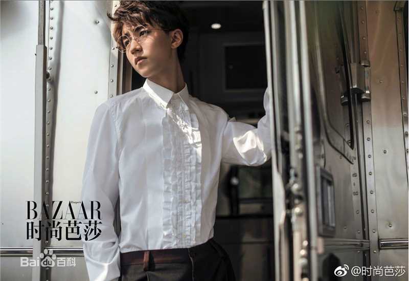 最新王俊凯(Karry)在《时尚芭莎》2017年九月刊慈善双封中的图集