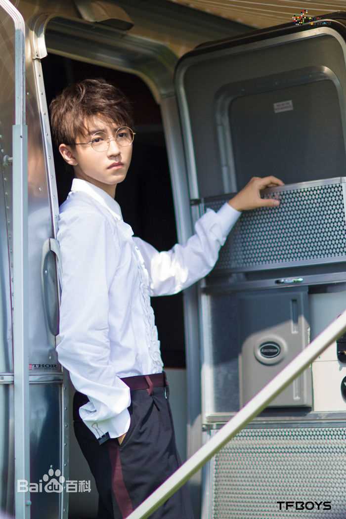 最新王俊凯(Karry)在《时尚芭莎》2017年九月刊慈善双封中的图集