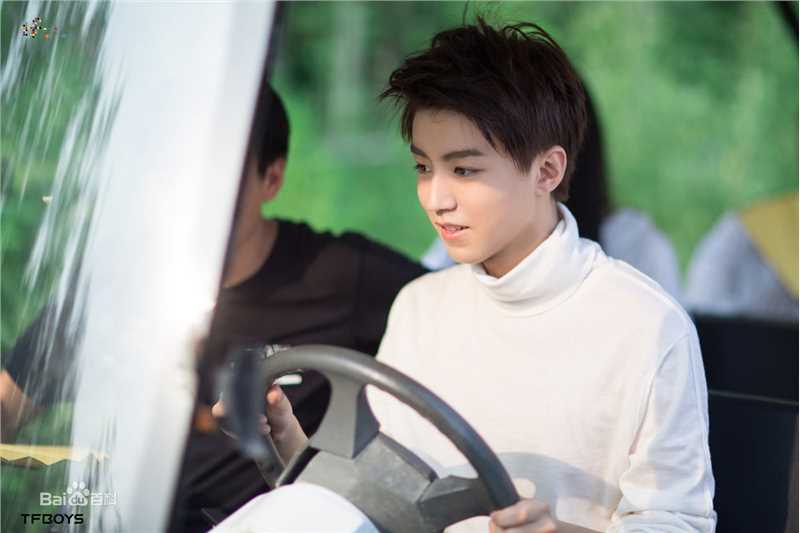 最新王俊凯(Karry)在《时尚芭莎》2017年九月刊慈善双封中的图集