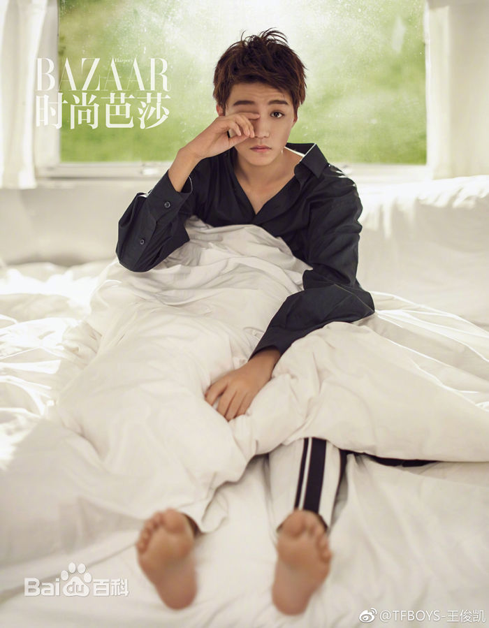 最新王俊凯(Karry)在《时尚芭莎》2017年九月刊慈善双封中的图集