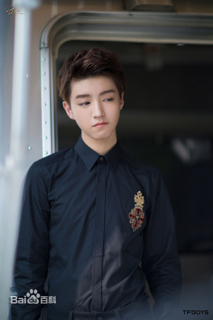 最新王俊凯(Karry)在《时尚芭莎》2017年九月刊慈善双封中的图集