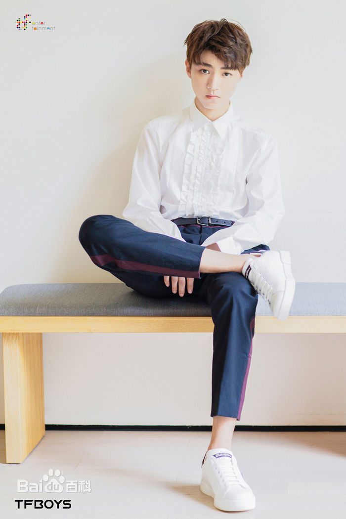 最新王俊凯(Karry)在《时尚芭莎》2017年九月刊慈善双封中的图集