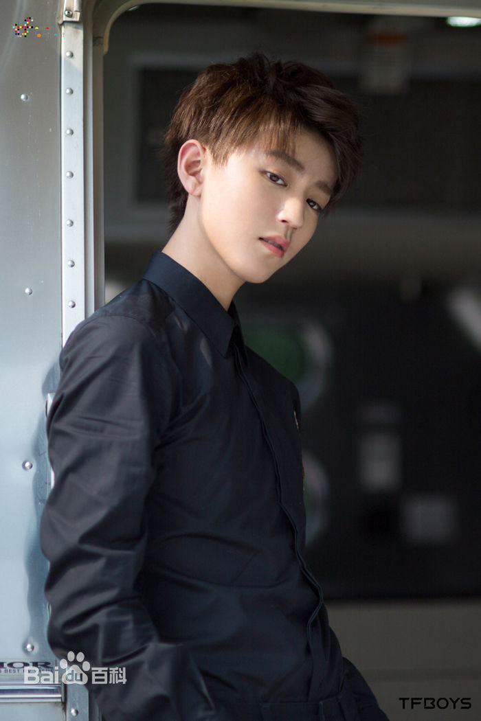 最新王俊凯(Karry)在《时尚芭莎》2017年九月刊慈善双封中的图集