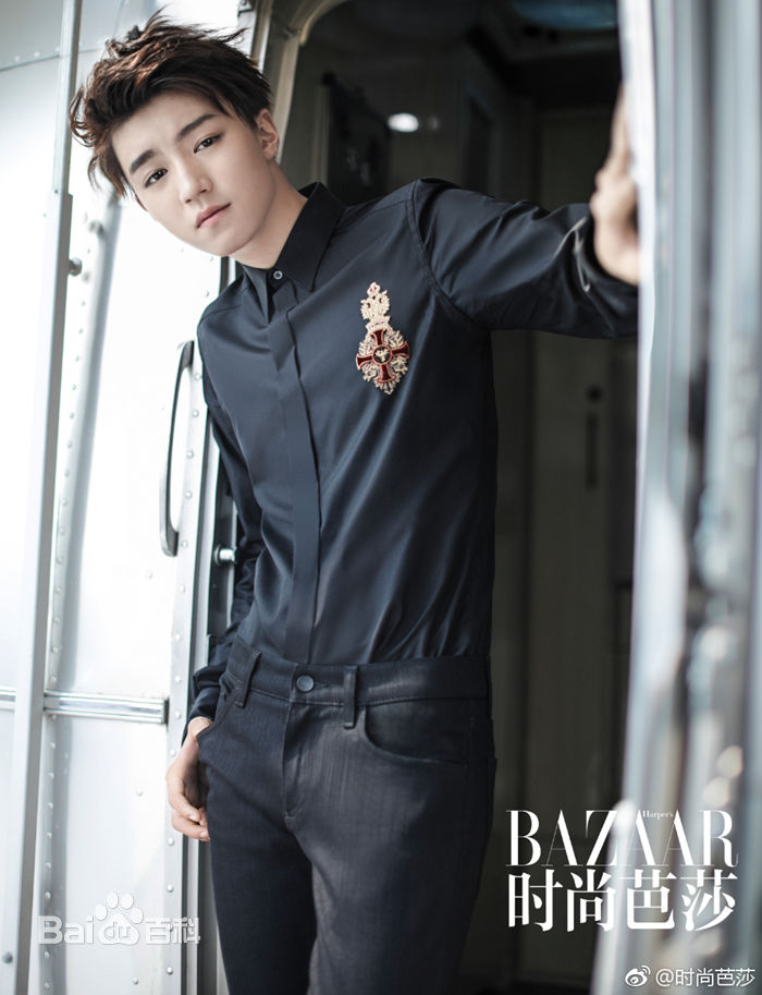 最新王俊凯(Karry)在《时尚芭莎》2017年九月刊慈善双封中的图集