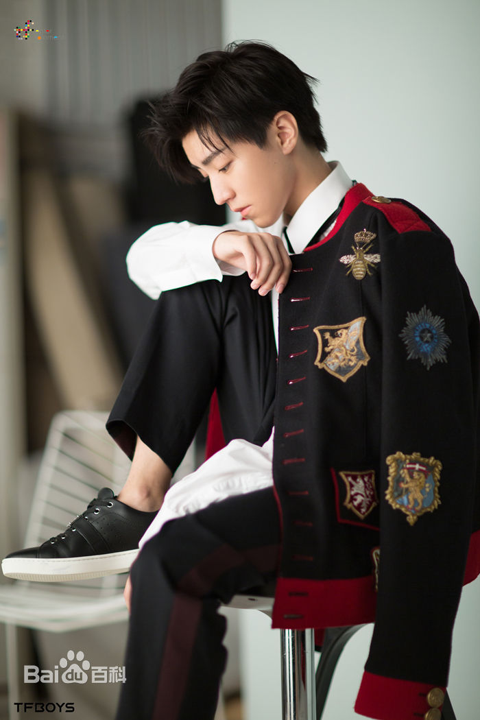 最新王俊凯(Karry)在《时尚芭莎》2017年九月刊慈善双封中的图集