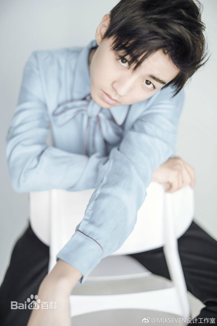 最新王俊凯(Karry)在《时尚芭莎》2017年九月刊慈善双封中的图集