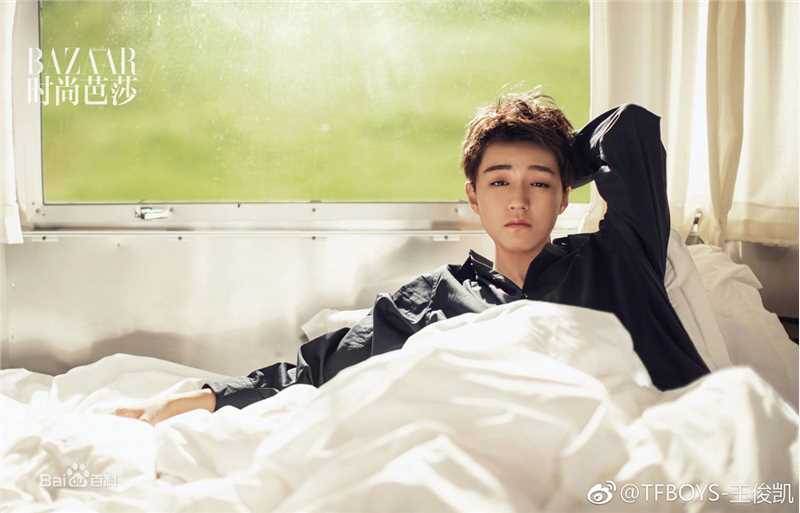 最新王俊凯(Karry)在《时尚芭莎》2017年九月刊慈善双封中的图集