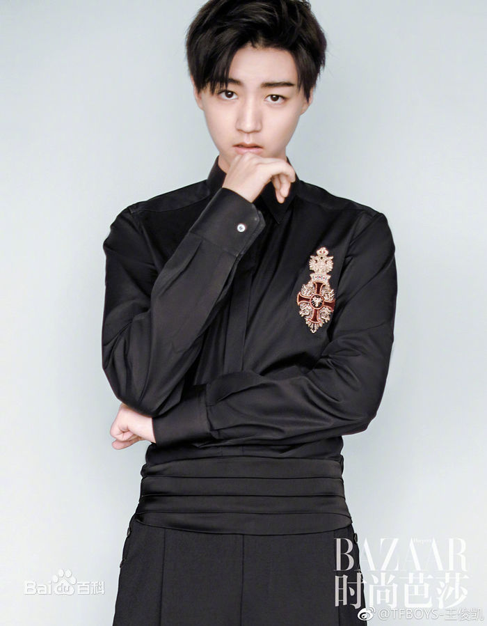 最新王俊凯(Karry)在《时尚芭莎》2017年九月刊慈善双封中的图集