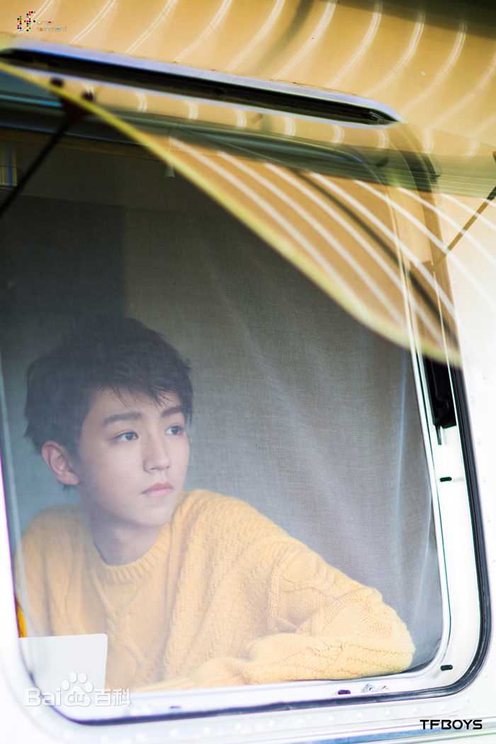 最新王俊凯(Karry)在《时尚芭莎》2017年九月刊慈善双封中的图集