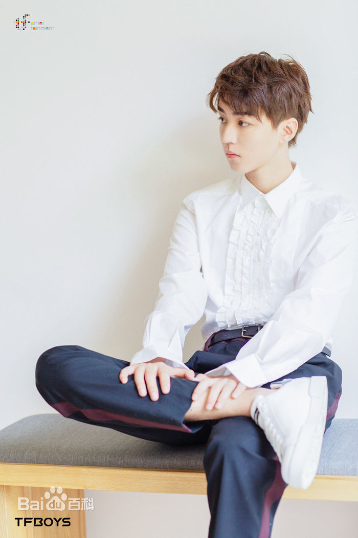 最新王俊凯(Karry)在《时尚芭莎》2017年九月刊慈善双封中的图集