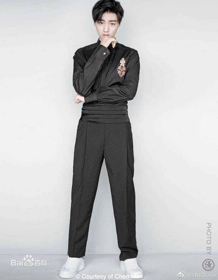 最新王俊凯(Karry)在《时尚芭莎》2017年九月刊慈善双封中的图集