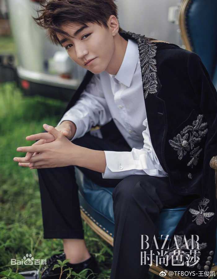 最新王俊凯(Karry)在《时尚芭莎》2017年九月刊慈善双封中的图集
