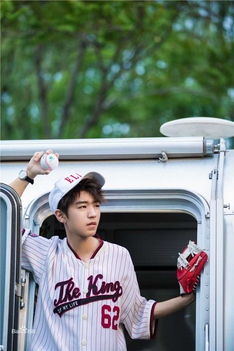 王俊凯(Karry)在《SuperELLE》2018夏季刊中的