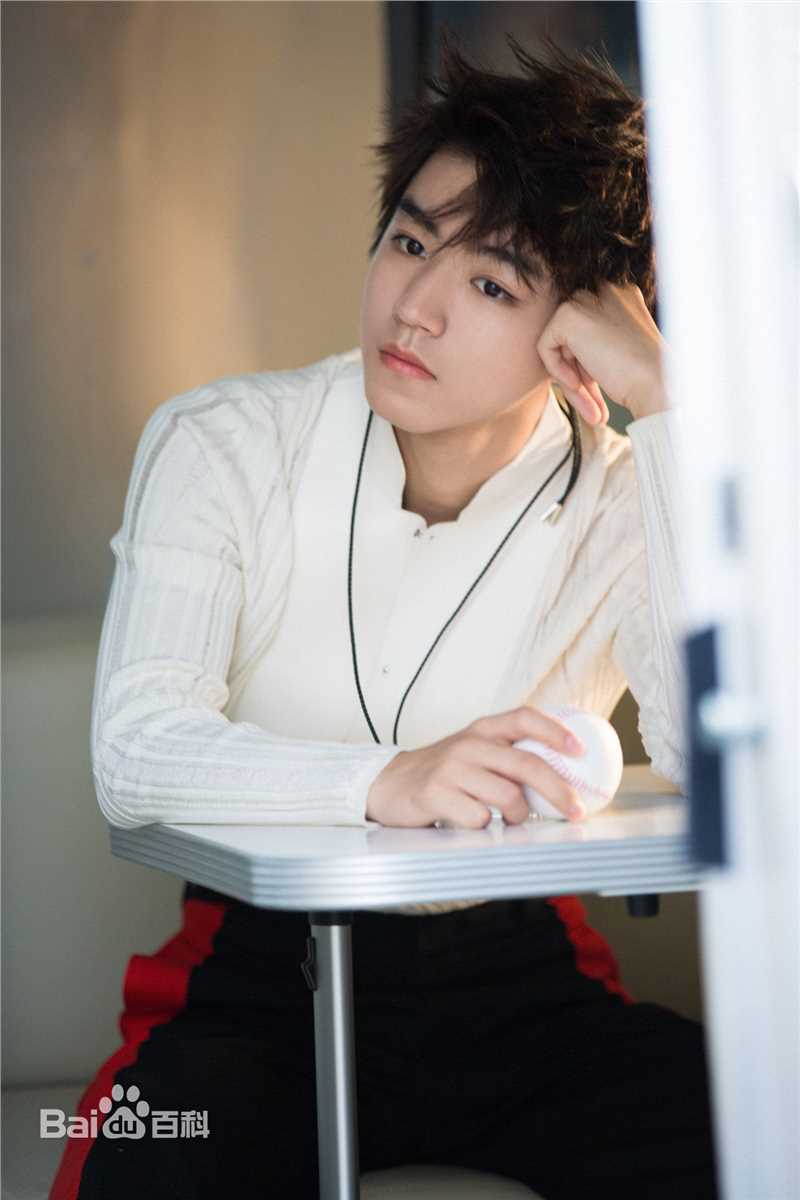 王俊凯(Karry)在《SuperELLE》2018夏季刊中的