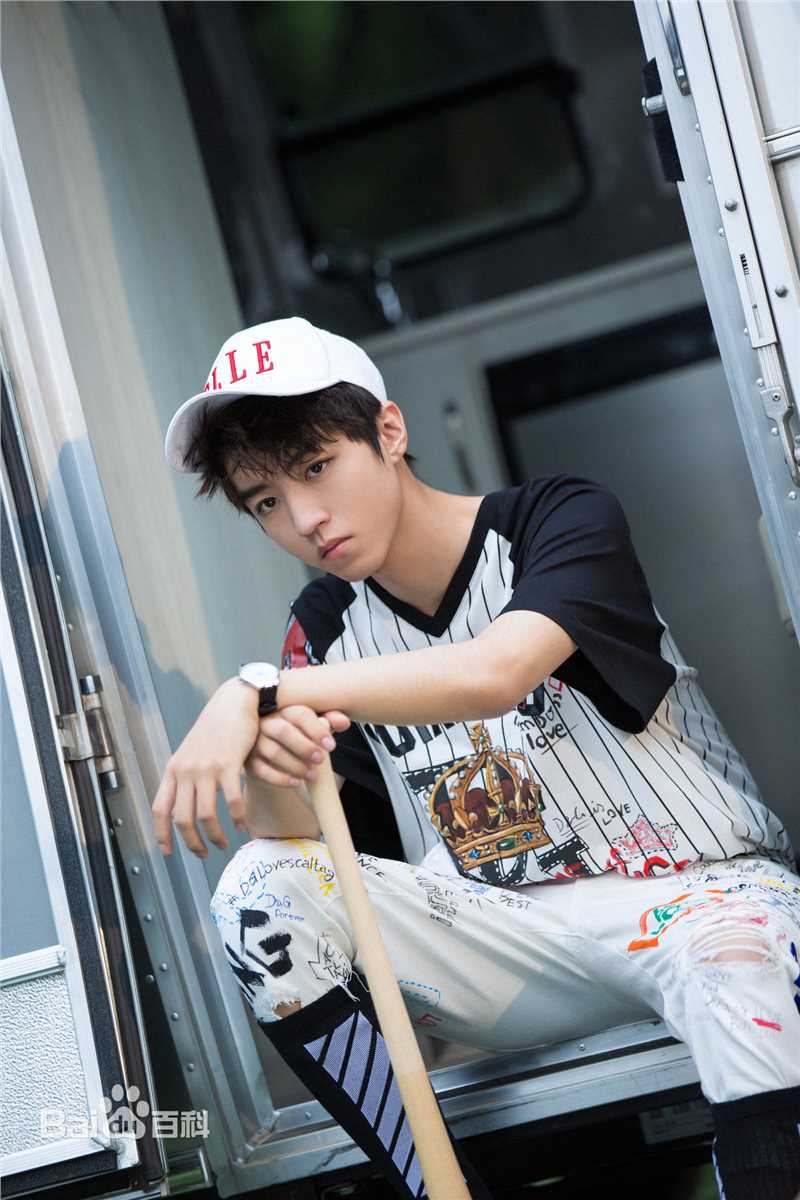 王俊凯(Karry)在《SuperELLE》2018夏季刊中的