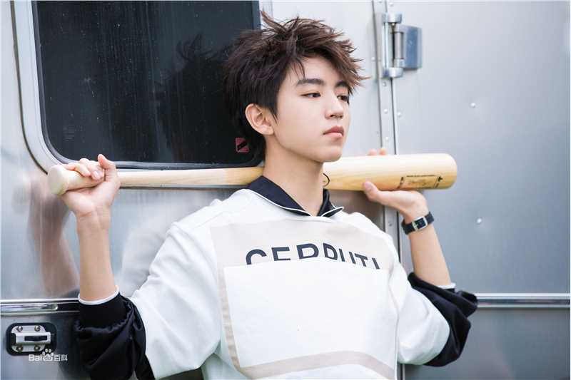 王俊凯(Karry)在《SuperELLE》2018夏季刊中的