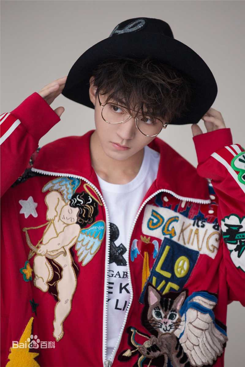 高清王俊凯(Karry)在《时尚先生Esquire》2018年十月刊中的图册