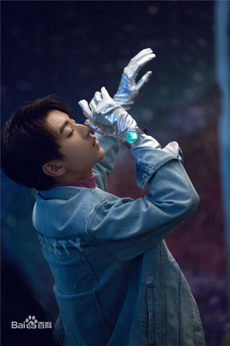 王俊凯(Karry)在《时装L'OFFICIEL》2019年1期中的