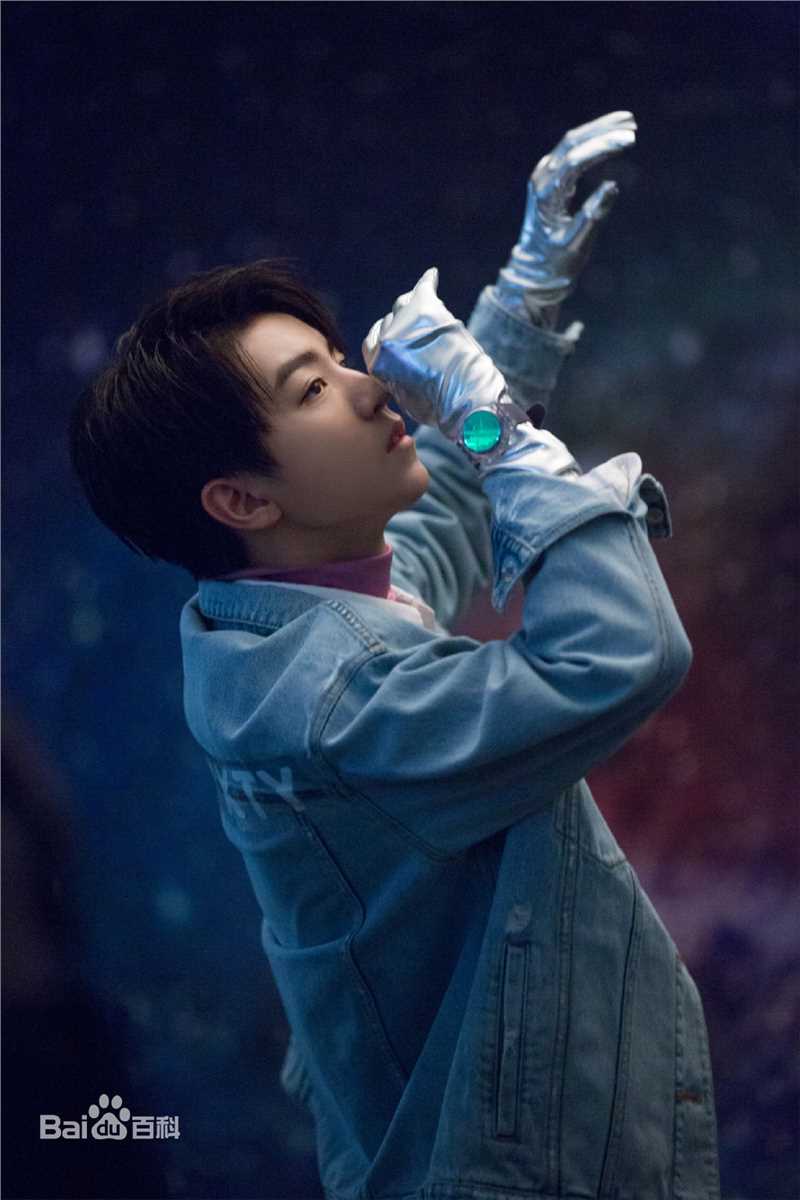 王俊凯(Karry)在《时装L'OFFICIEL》2019年1期中的