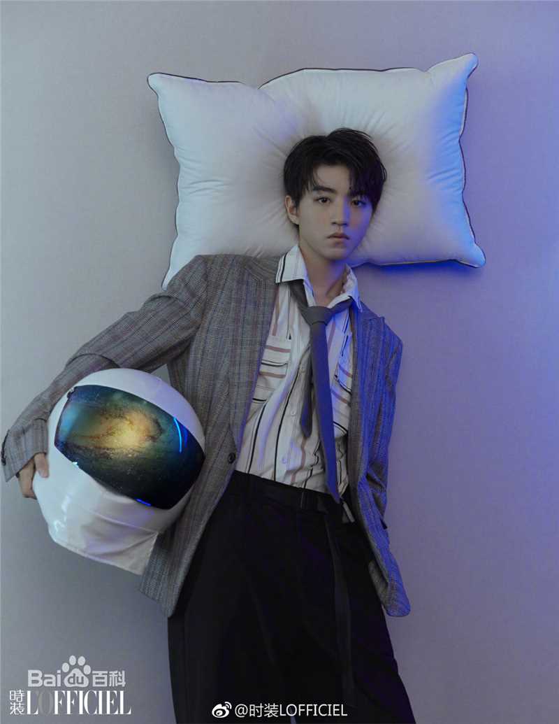 王俊凯(Karry)在《时装L'OFFICIEL》2019年1期中的