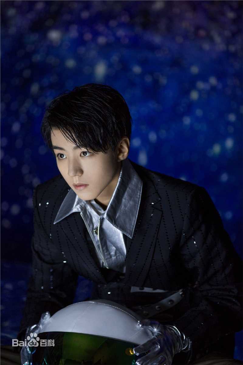 王俊凯(Karry)在《时装L'OFFICIEL》2019年1期中的