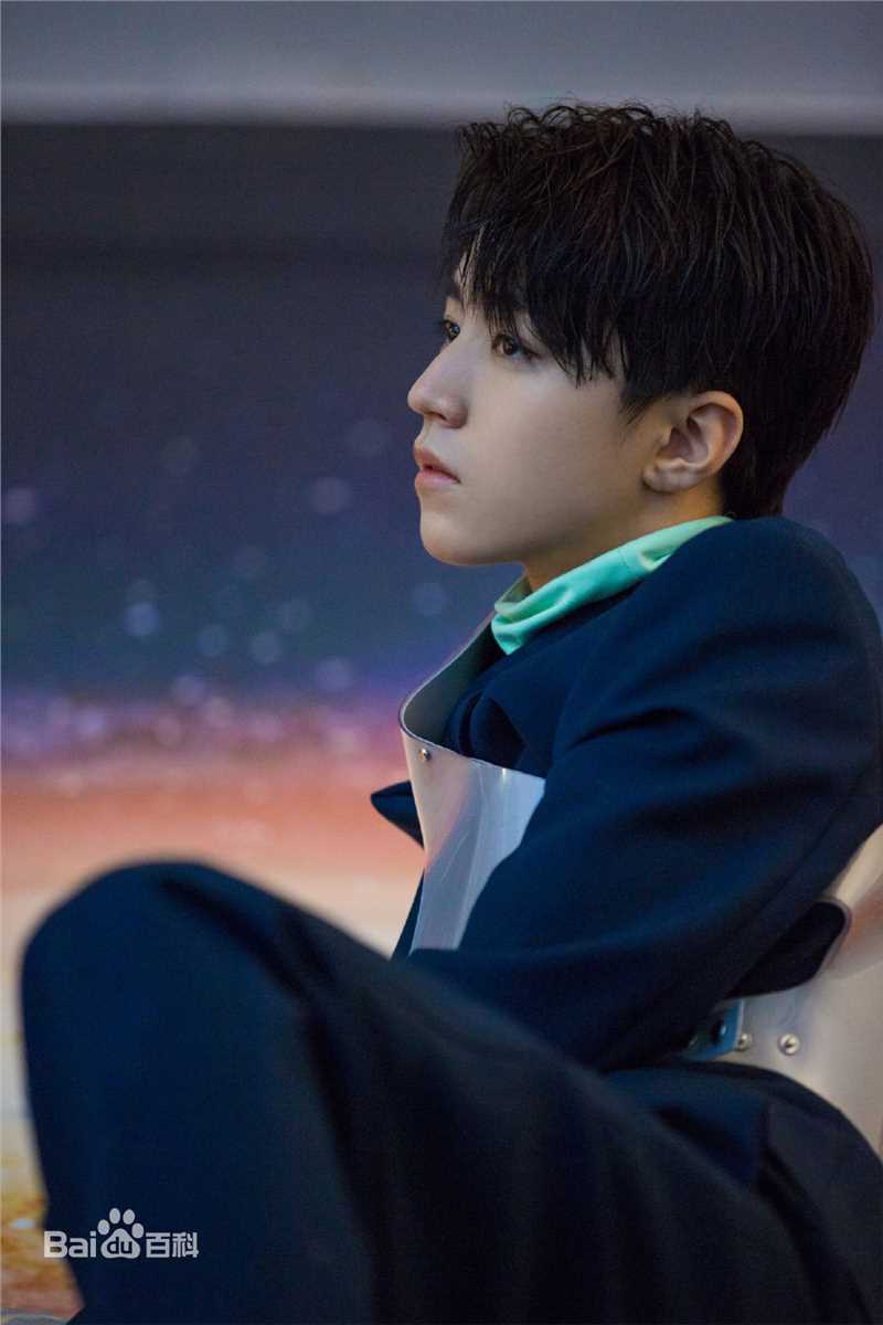 王俊凯(Karry)在《时装L'OFFICIEL》2019年1期中的