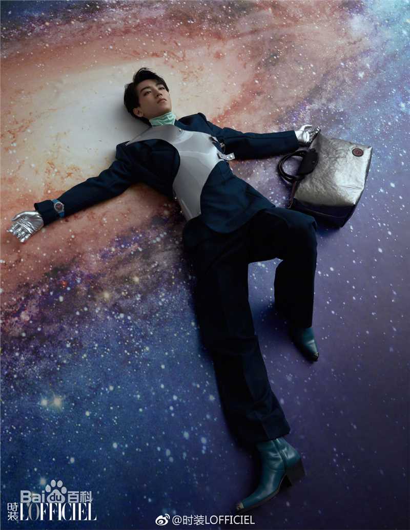 王俊凯(Karry)在《时装L'OFFICIEL》2019年1期中的