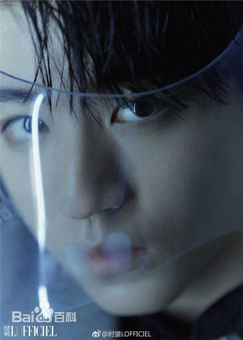 王俊凯(Karry)在《时装L'OFFICIEL》2019年1期中的