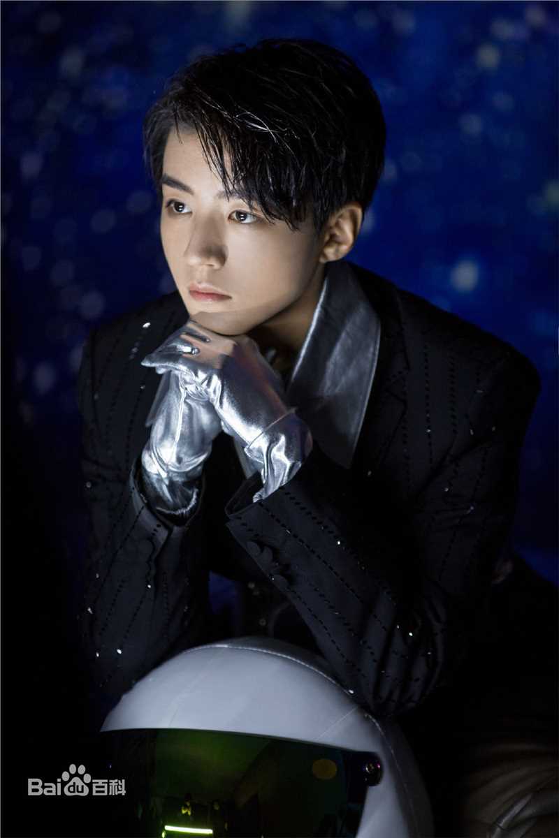 王俊凯(Karry)在《时装L'OFFICIEL》2019年1期中的