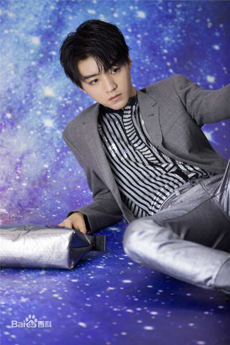 王俊凯(Karry)在《时装L'OFFICIEL》2019年1期中的