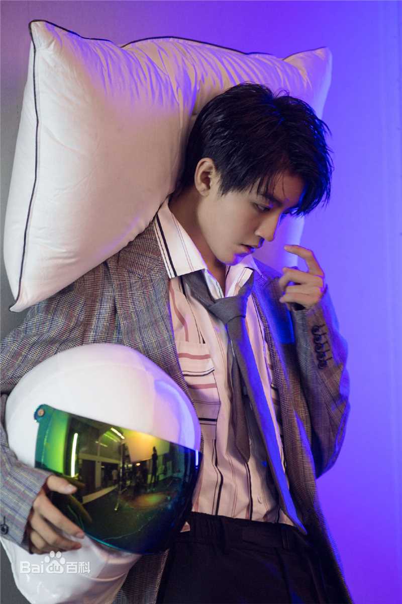 王俊凯(Karry)在《时装L'OFFICIEL》2019年1期中的