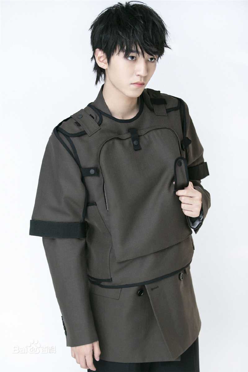 最新王俊凯(Karry)在《时尚先生Esquire》2019/07中的壁纸