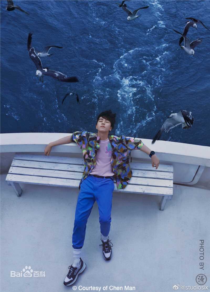 最新王俊凯(Karry)在《时尚·COOPOLITAN》2019年10月刊中的图集