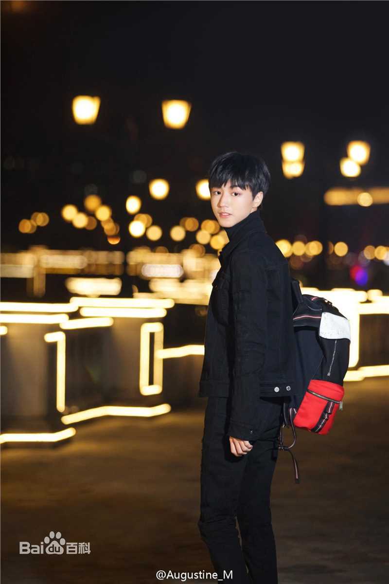 王俊凯(Karry)时尚街拍图册