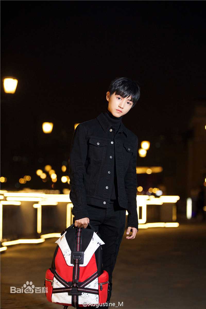 王俊凯(Karry)时尚街拍图册