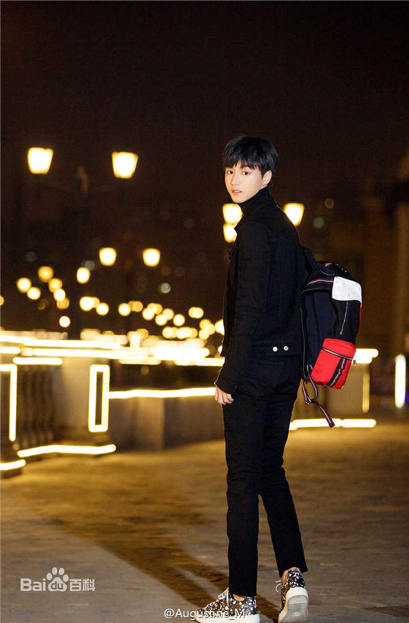 王俊凯(Karry)时尚街拍图册